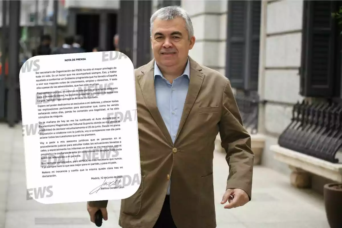 Hombre de cabello canoso con chaqueta beige y camisa azul caminando por la calle mientras sostiene un documento impreso que parece ser una nota de prensa