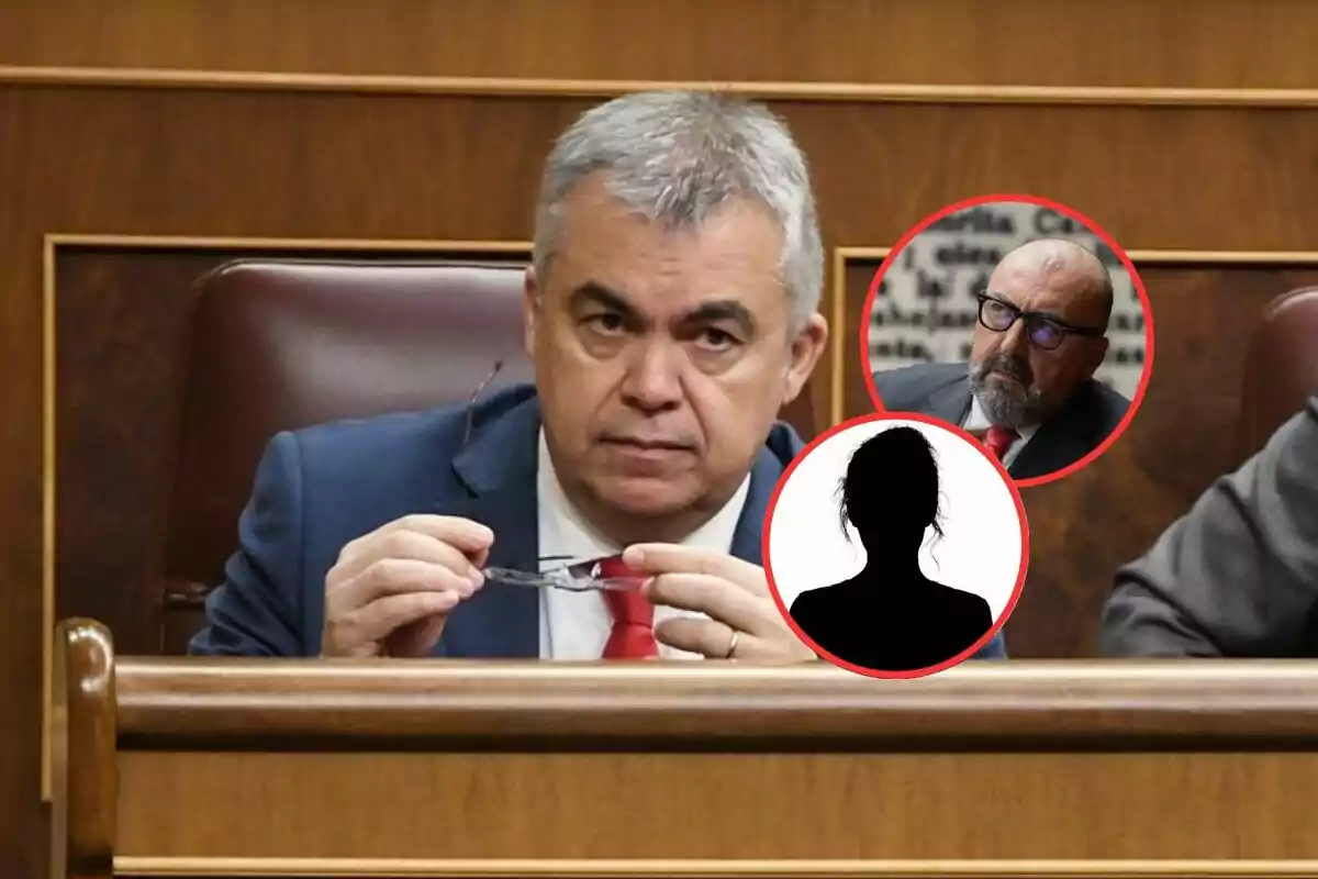 Hombre de cabello canoso y traje azul sentado en un escaño parlamentario con dos círculos superpuestos que muestran el retrato de otro hombre y la silueta de una mujer