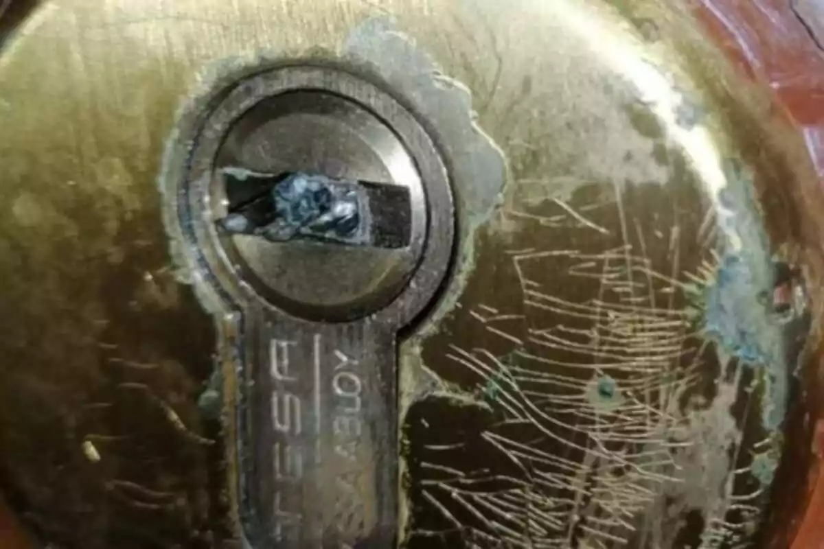 Cerradura de una puerta manipulada por ladrones Cerradura de una puerta manipulada por ladrones