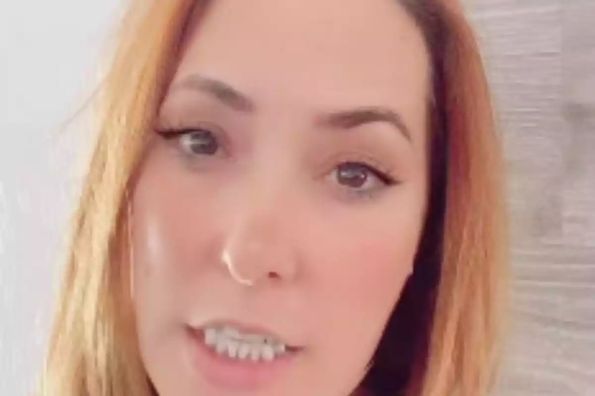 Primer plano de una mujer con cabello claro, ojos maquillados y expresión hablante. Primer plano de una mujer con cabello claro, ojos maquillados y expresión hablante.