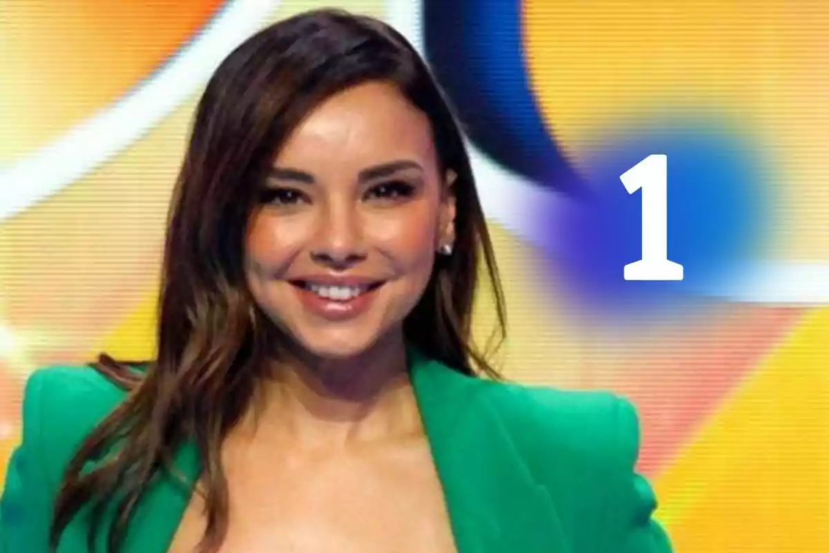 Chenoa sonriendo con fondo colorido y el logo de La 1 uno al lado. Chenoa sonriendo con fondo colorido y el logo de La 1 uno al lado.