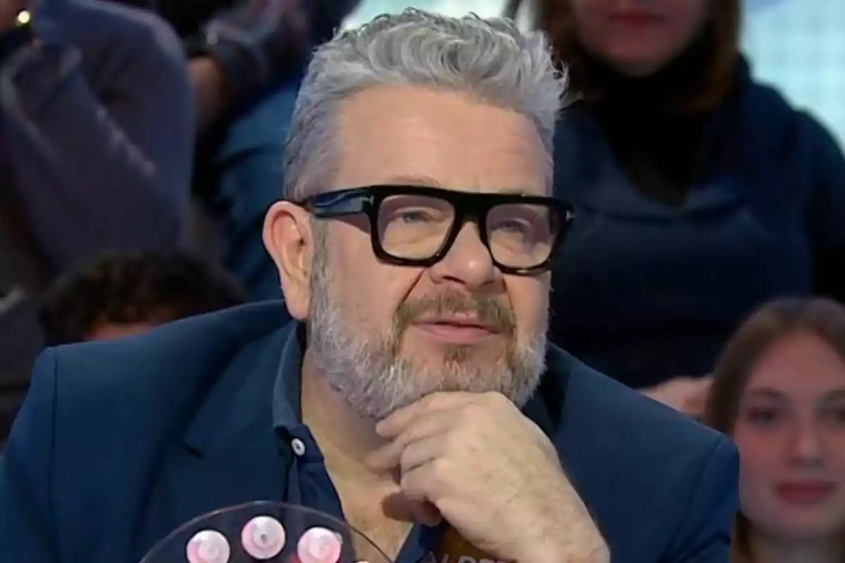 Alberto Chicote con barba y gafas negras está sentado con la mano en el mentón, mirando hacia adelante en Pasapalabra. Alberto Chicote con barba y gafas negras está sentado con la mano en el mentón, mirando hacia adelante en Pasapalabra.