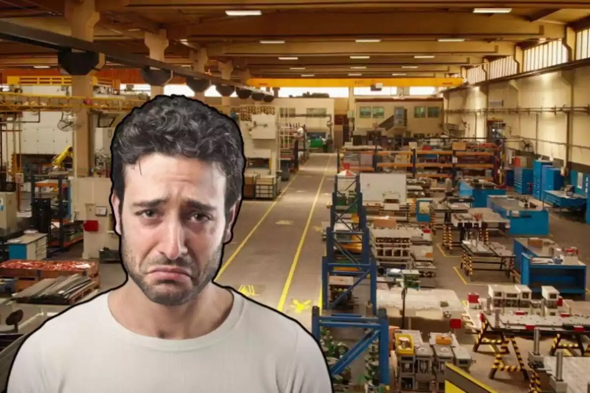 Un hombre con rostro triste, y al fondo una fábrica