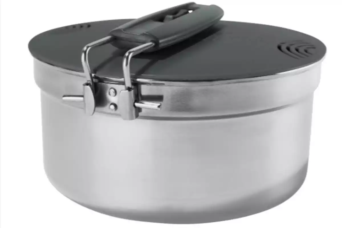 Una olla de acero inoxidable con tapa y asa negra. Una olla de acero inoxidable con tapa y asa negra.