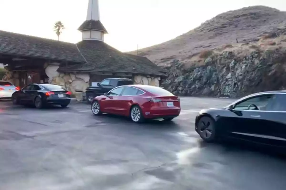 Imagen de una cola larga de Tesla intentando cargar su batería