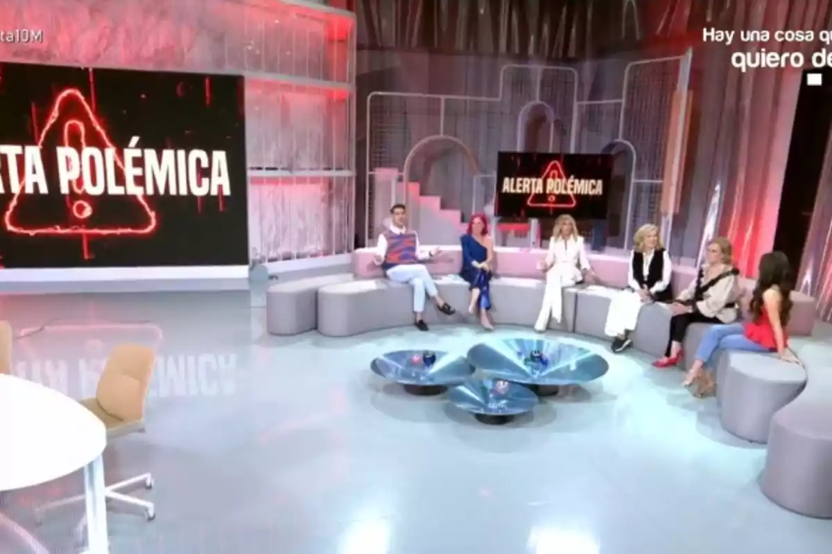 Emma García sentada en el sofá de 'Fiesta' con sus colaboradores Emma García sentada en el sofá de 'Fiesta' con sus colaboradores