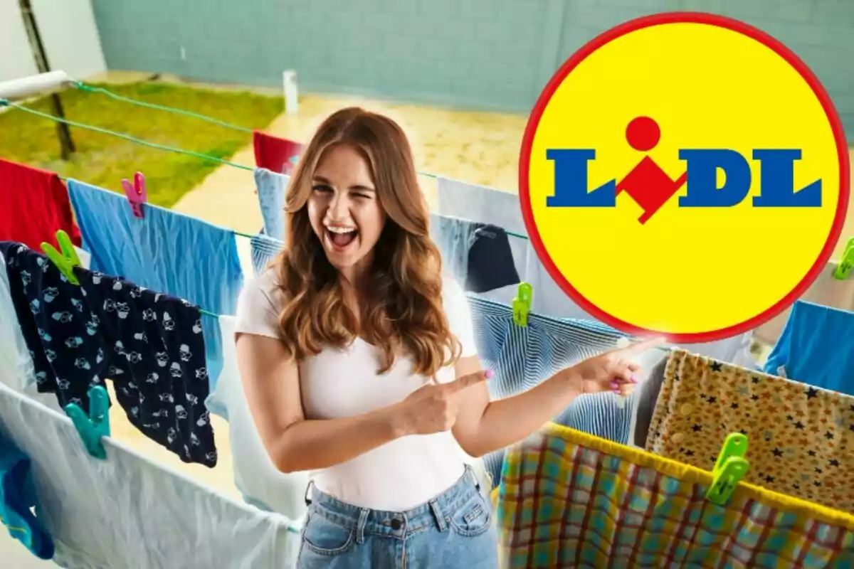 Mujer sonriendo y señalando el logo de Lidl mientras está junto a un tendedero con ropa colgada.