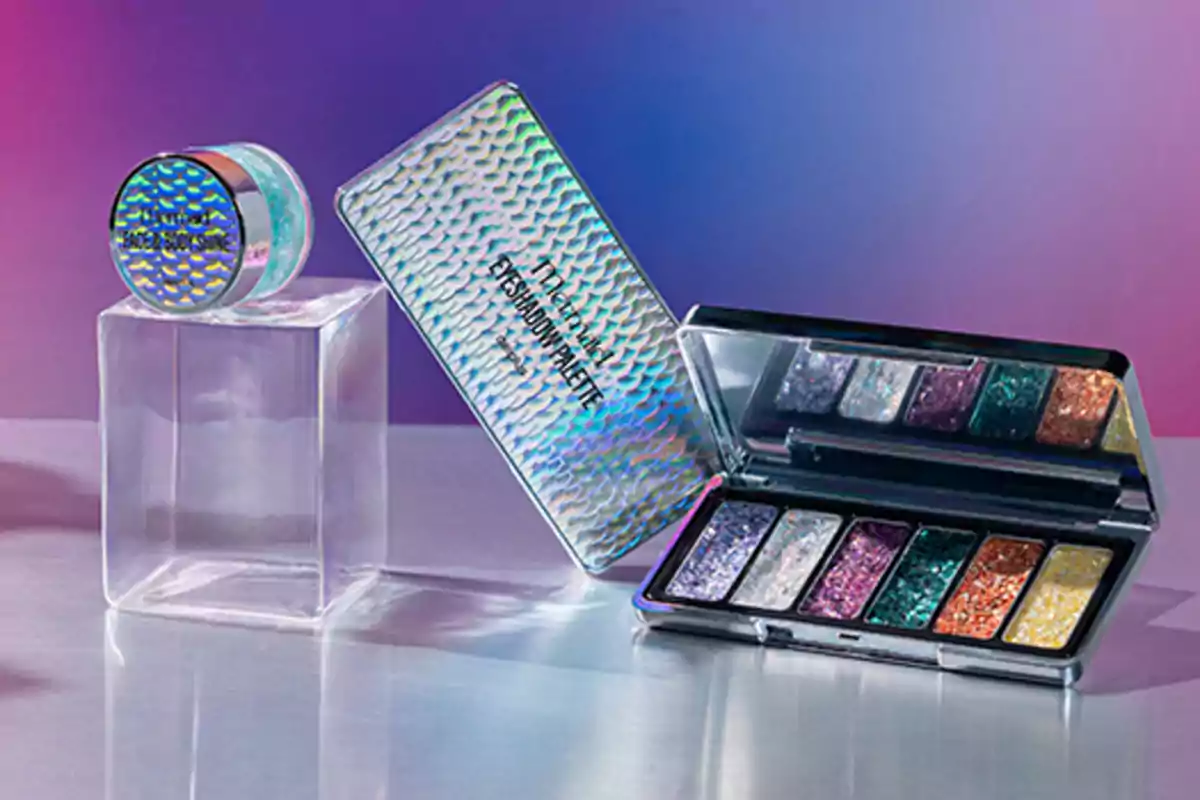 Paleta de sombras de ojos con empaque holográfico y un pequeño frasco de maquillaje sobre un cubo transparente, fondo en tonos morados y azules. Paleta de sombras de ojos con empaque holográfico y un pequeño frasco de maquillaje sobre un cubo transparente, fondo en tonos morados y azules.