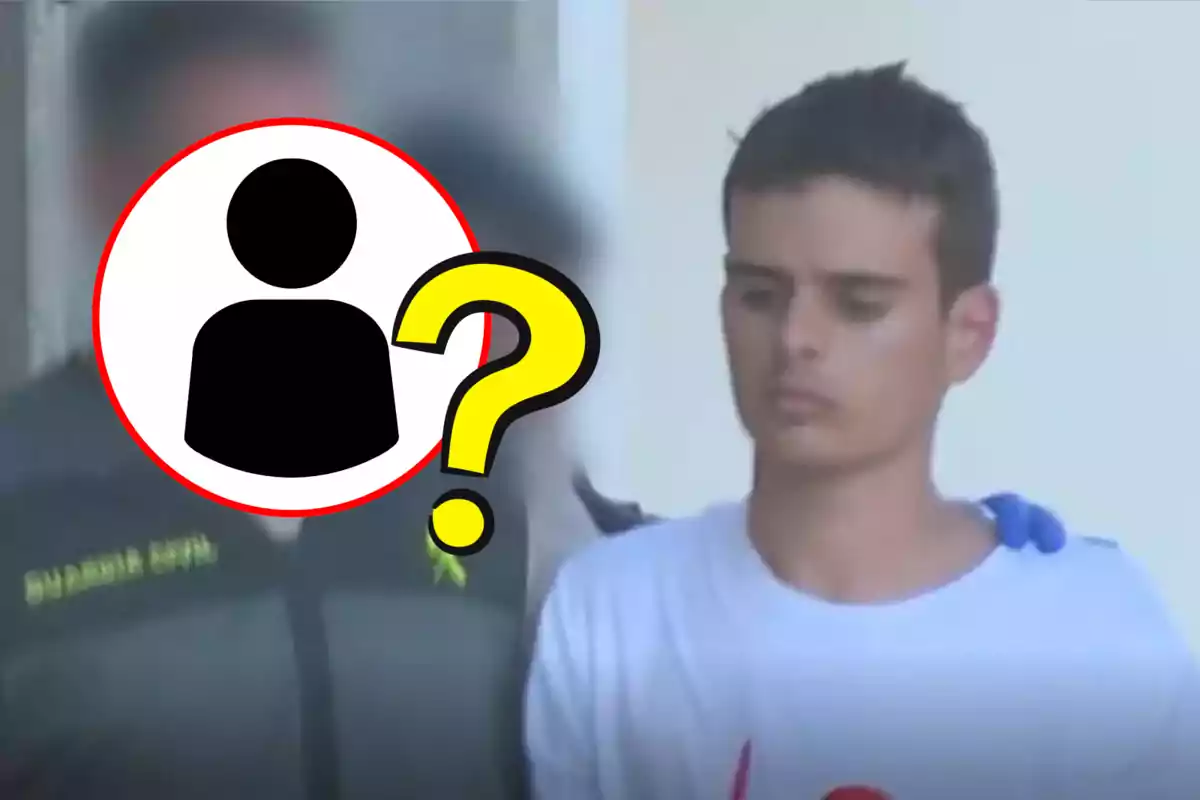 Un joven con camiseta blanca es escoltado por un oficial de la Guardia Civil, cuya cara está oculta por un icono de persona con un signo de interrogación.