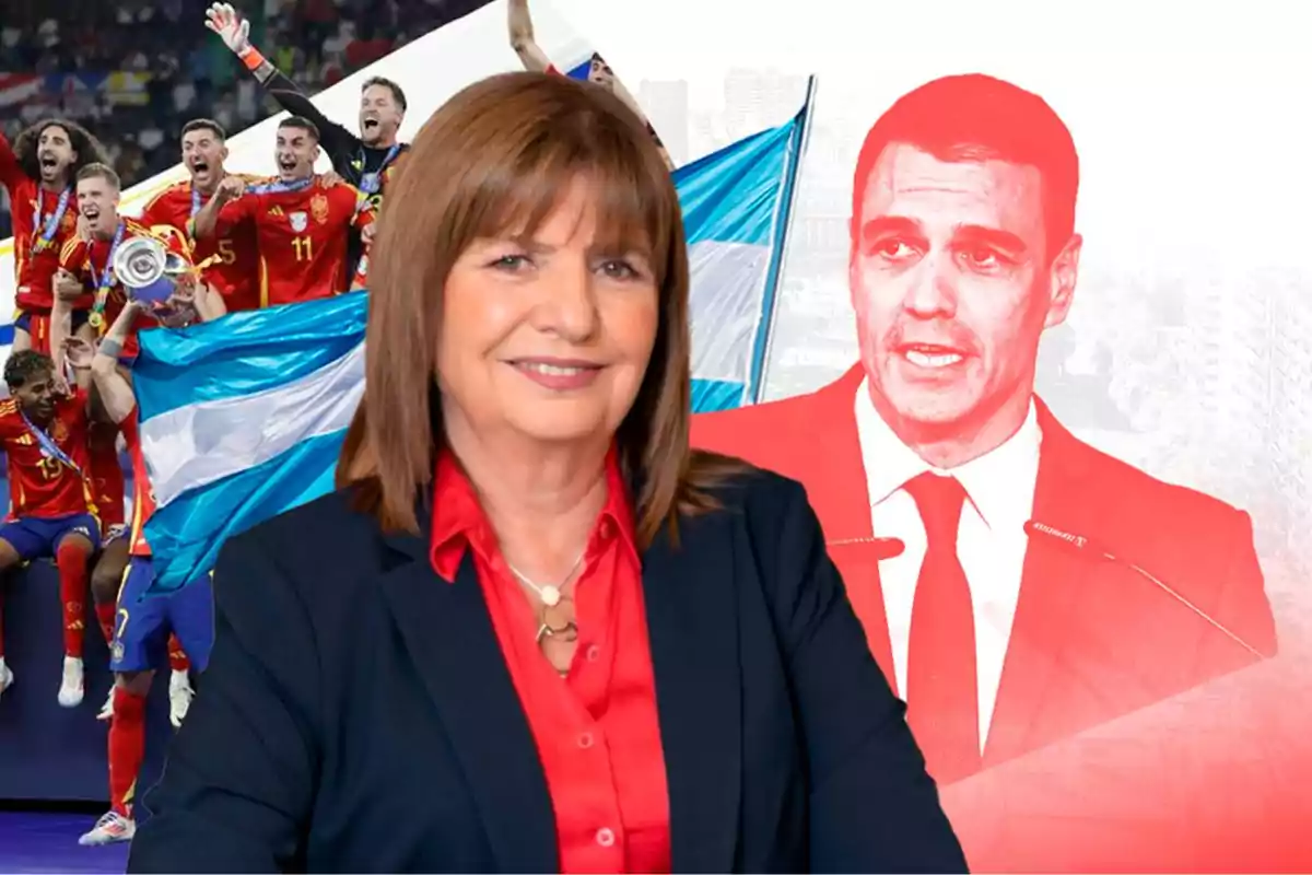 Una mujer sonriente con una camisa roja y un saco azul marino en primer plano, detrás de ella se ve a un grupo de jugadores de fútbol celebrando con una bandera y un trofeo, y a la derecha un hombre en traje y corbata roja hablando frente a un micrófono con una bandera de fondo.