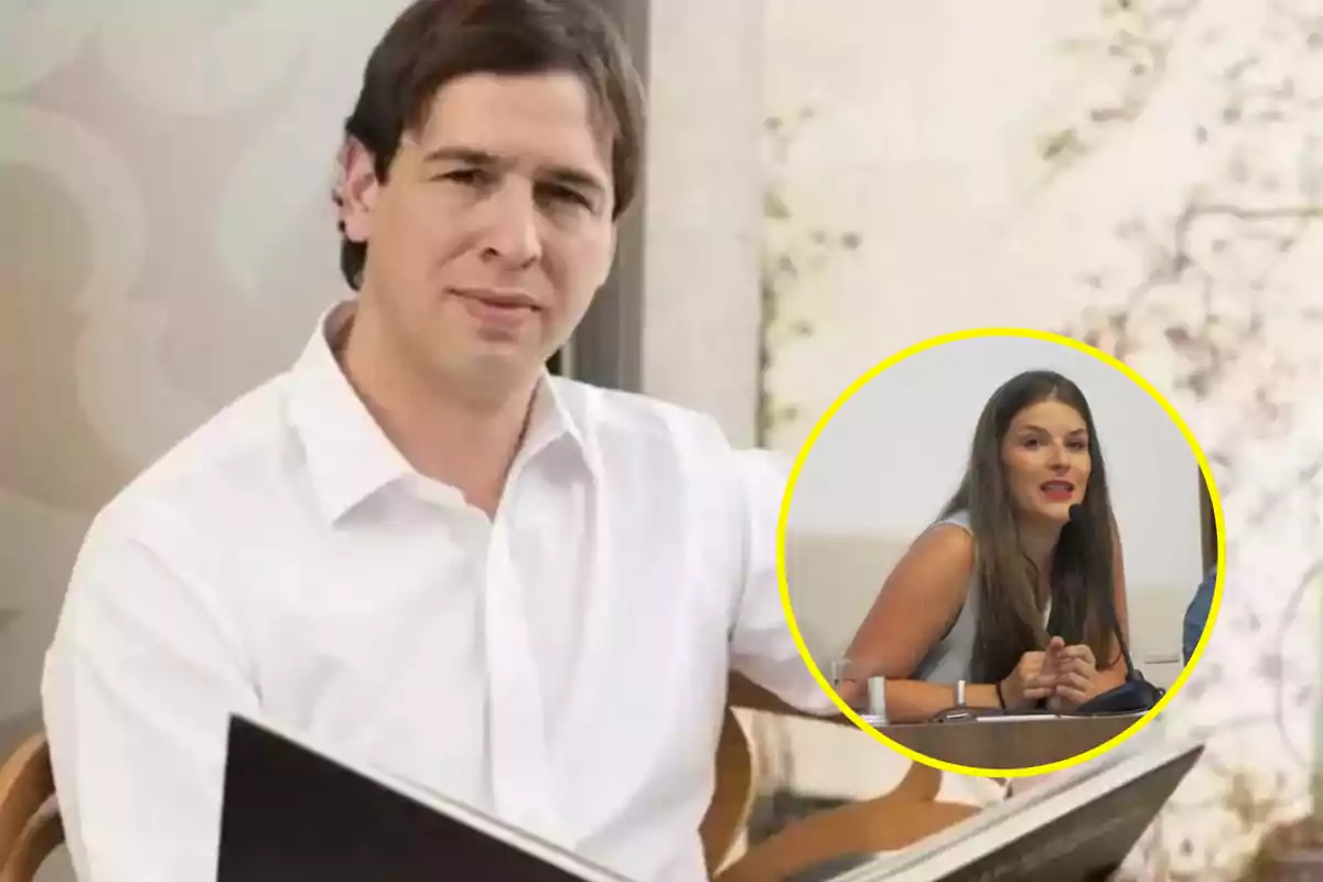 Hombre con camisa blanca sosteniendo un libro, con una imagen circular de una mujer hablando en un micrófono en la esquina inferior derecha.