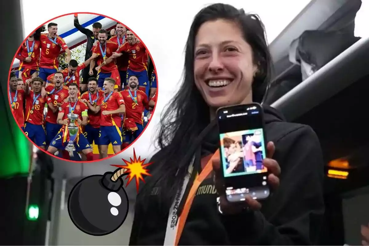 Una mujer sonriente sostiene un teléfono móvil que muestra una imagen, mientras en la esquina superior izquierda se ve un círculo con una foto de un equipo de fútbol celebrando con un trofeo y una bomba de caricatura.