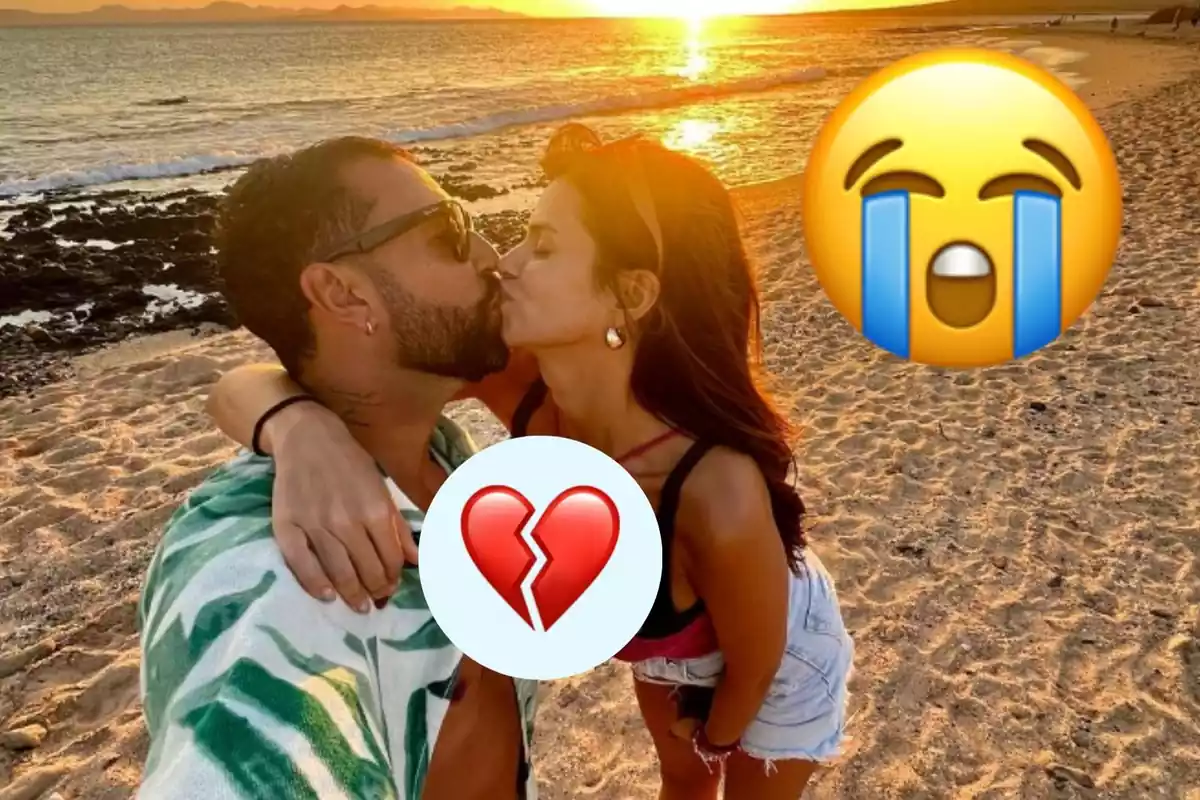 Selfi de Omar Sánchez y Marina Ruiz besándose de pie junto al mar mientras cae el sol