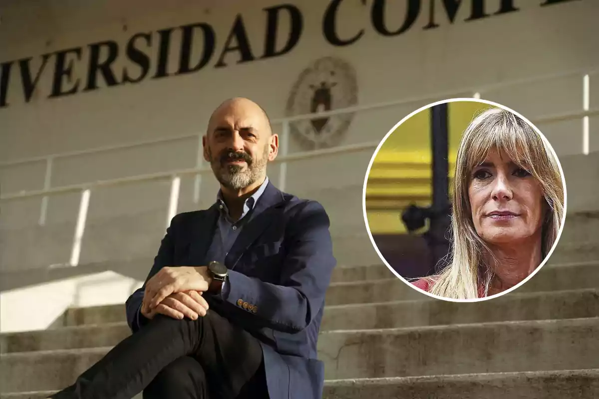 Un hombre sentado en las escaleras frente a un edificio con el letrero "UNIVERSIDAD COMPLUTENSE" en el fondo. En la esquina inferior derecha, hay un recuadro con la imagen de una mujer.