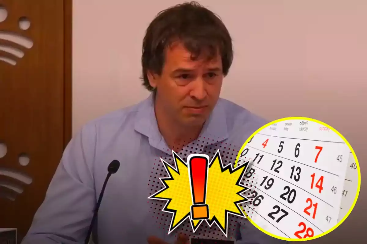 Hombre con camisa azul hablando frente a un micrófono con un calendario y un signo de exclamación en primer plano.