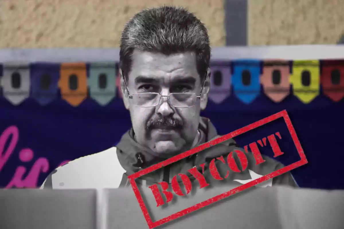 Hombre con gafas y bigote, con la palabra "BOYCOTT" en rojo sobre la imagen.