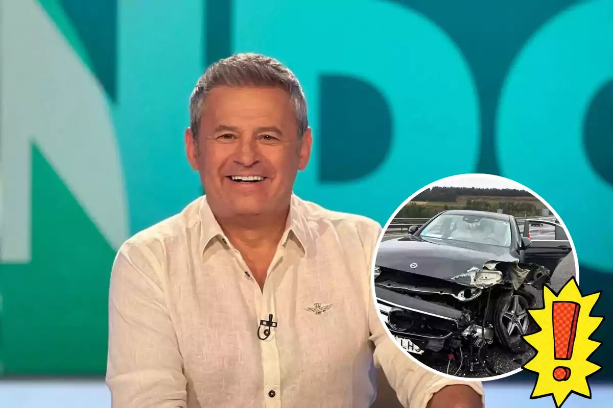 Un hombre sonriente con una camisa clara frente a un fondo azul, con una imagen insertada de un coche negro dañado en un accidente y un icono de exclamación amarilla.