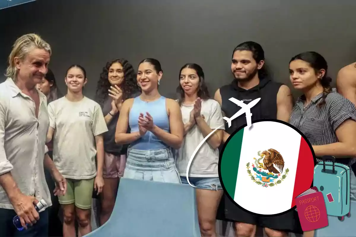 Un grupo de personas sonríe y aplaude mientras un hombre rubio está de pie frente a ellos, con un gráfico de una bandera de México, un avión, una maleta y un pasaporte en la esquina inferior derecha.