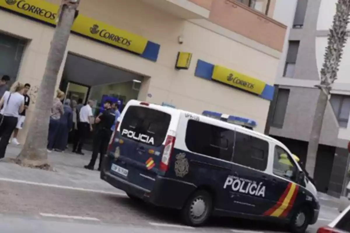 Imagen de la policía frente a una sede de Correos en Melilla por la supuesta trama de compra de votos