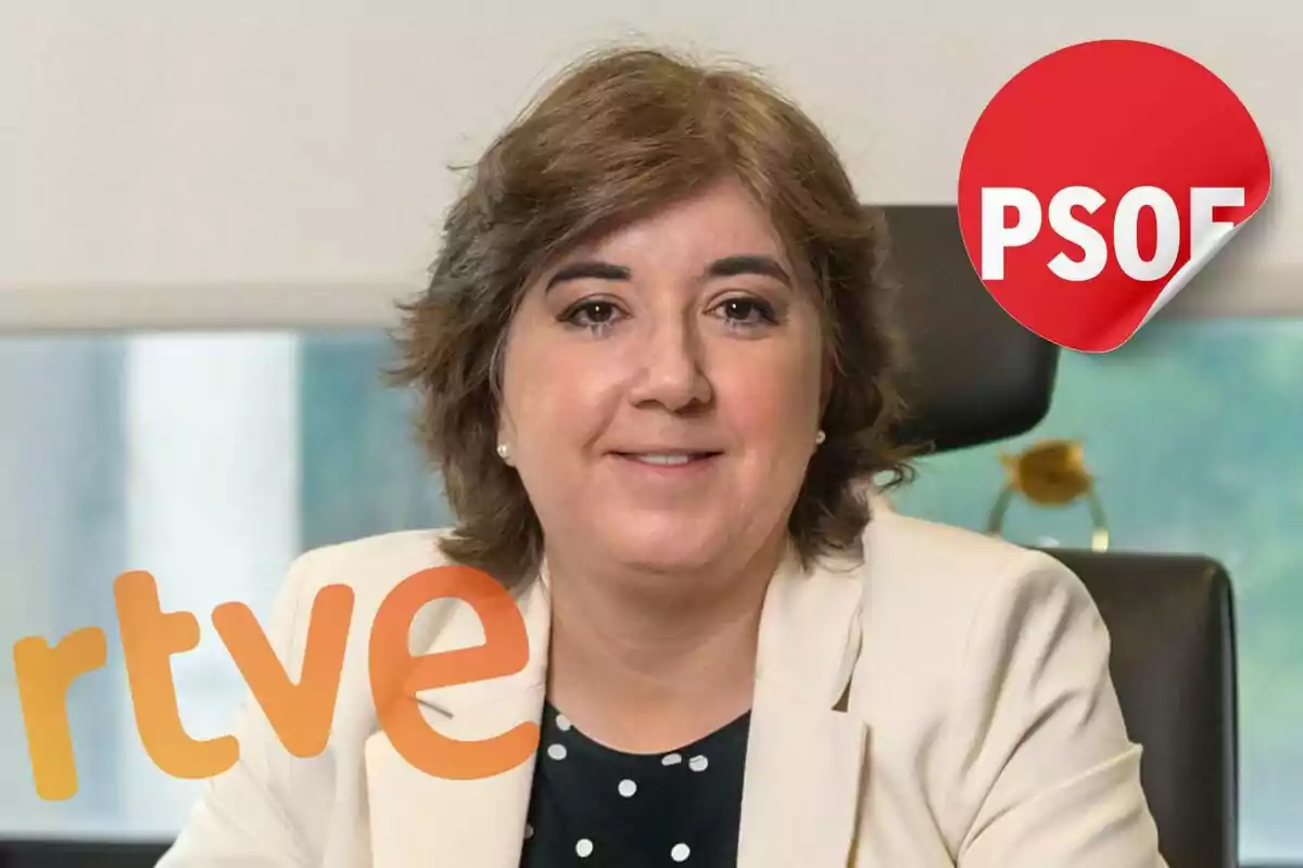 Una mujer con chaqueta clara y camiseta negra con puntos blancos, sentada en una oficina, con los logotipos de RTVE y PSOE superpuestos.