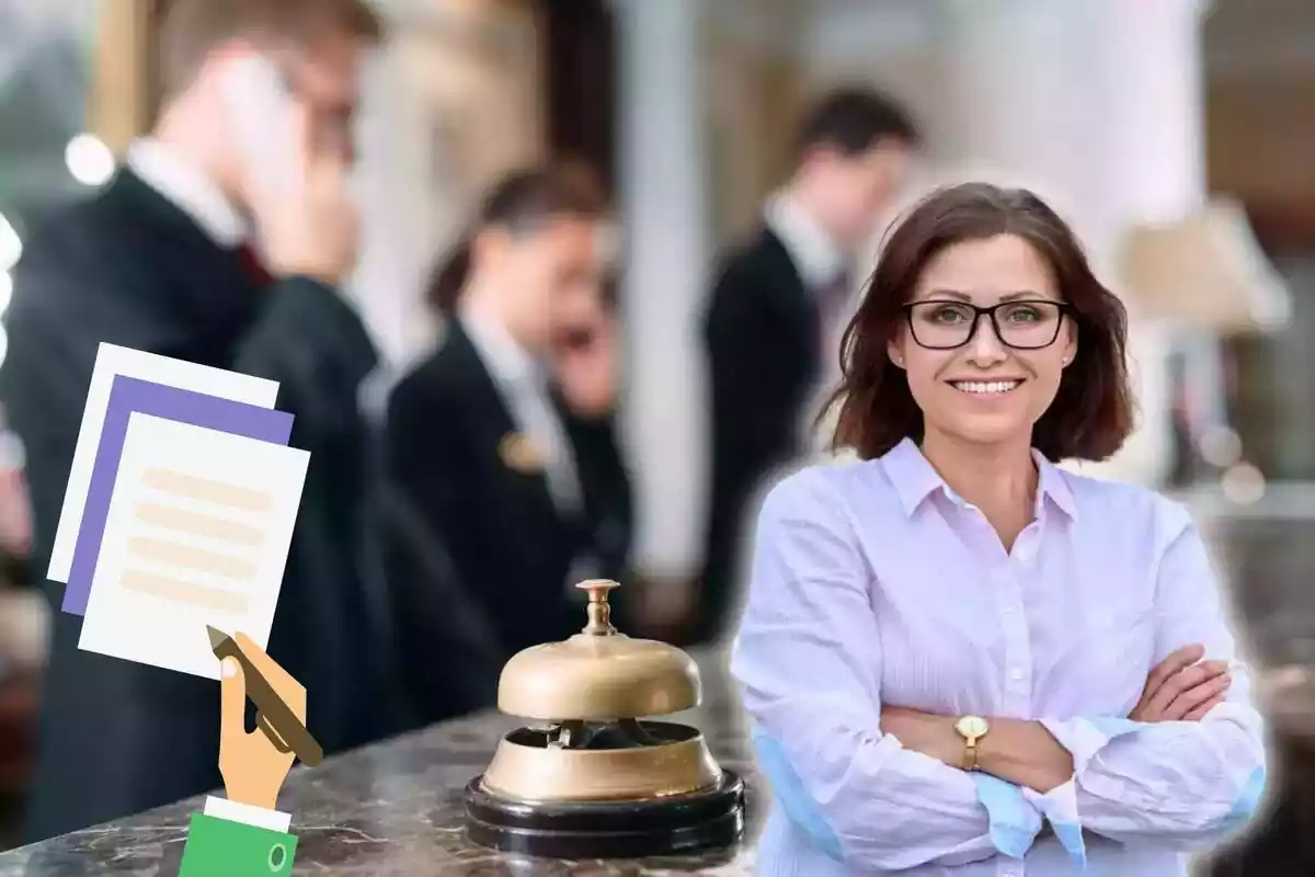 Imagen de fondo de varias personas trabajadoras de un hotel, en la recepción, otra imagen de una mujer sonriente en primer plano y un emoticono de una mano firmando varios papeles Imagen de fondo de varias personas trabajadoras de un hotel, en la recepción, otra imagen de una mujer sonriente en primer plano y un emoticono de una mano firmando varios papeles