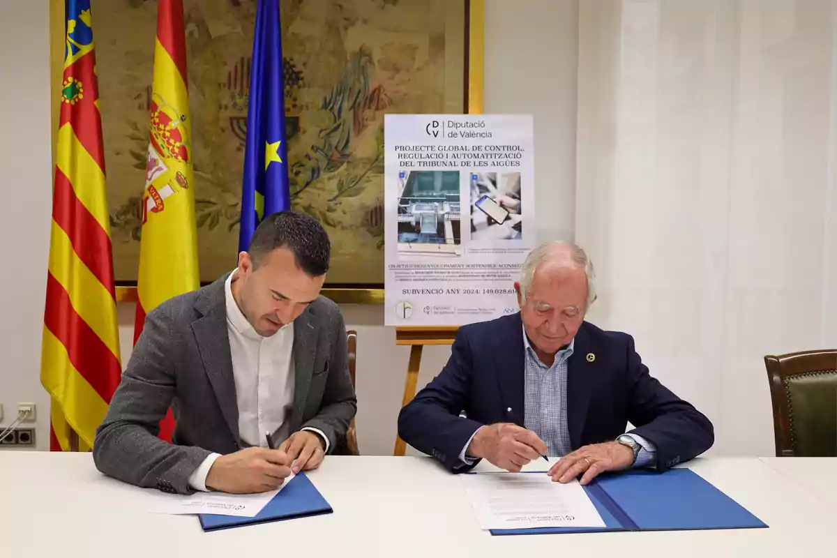 Vicente Mompó, presidente de la Diputación de Valencia, firmando el convenio