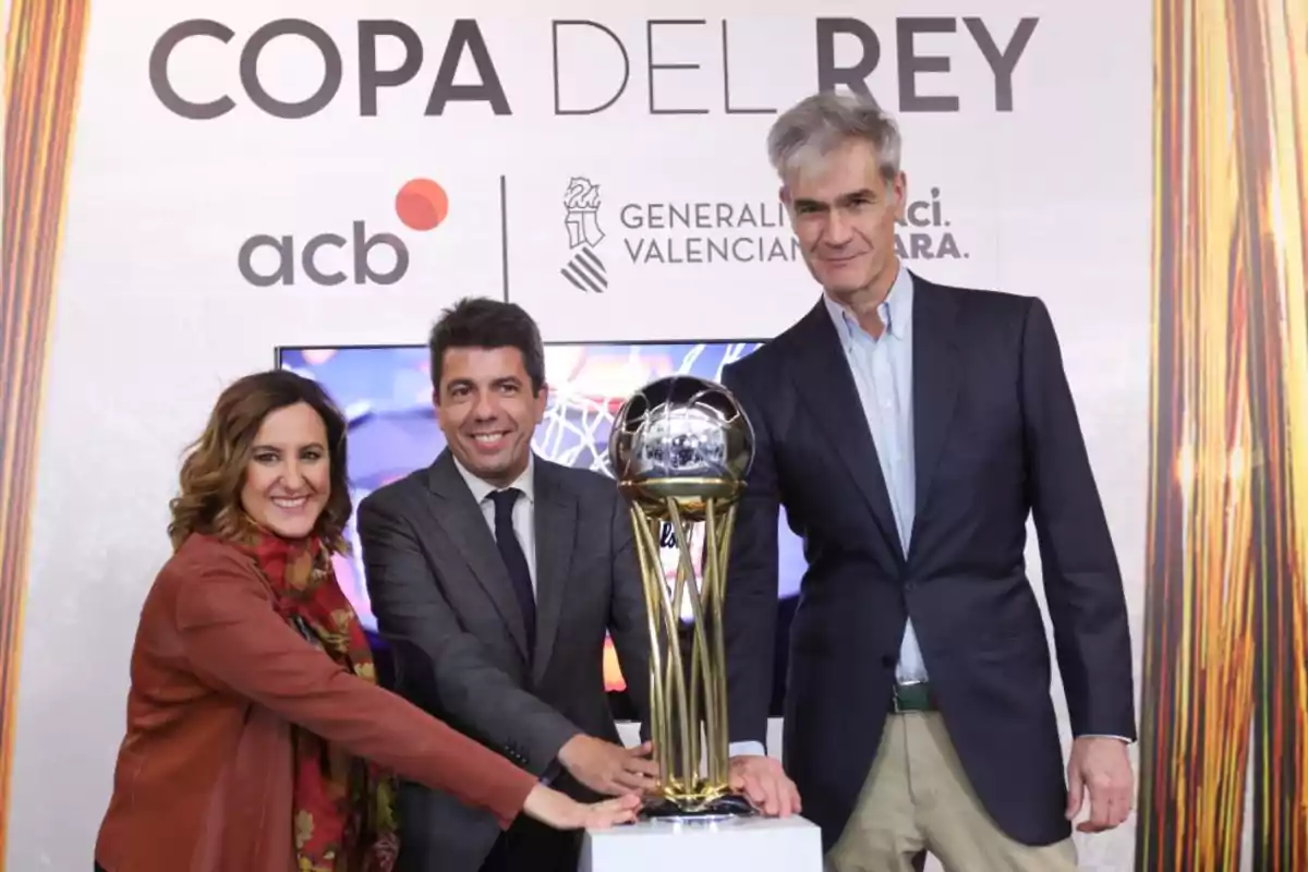 Mazón, acompañado por el presidente de la ACB, Antonio Martín, y la alcaldesa de València, María José Catalá