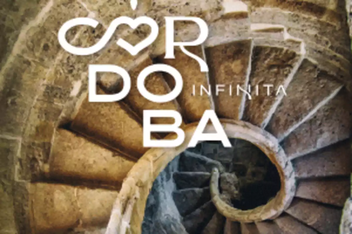 Escalera de caracol de piedra con el texto "Córdoba Infinita" superpuesto.