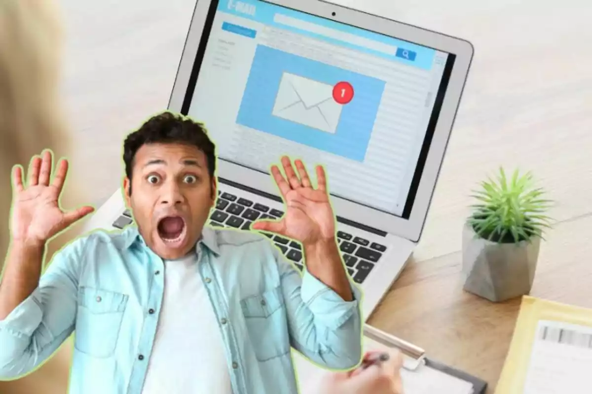 Hombre sorprendido frente a una computadora portátil con una notificación de correo electrónico.