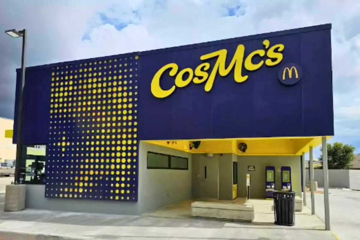 Edificio de restaurante con diseño moderno en colores azul y amarillo con el nombre Edificio de restaurante con diseño moderno en colores azul y amarillo con el nombre