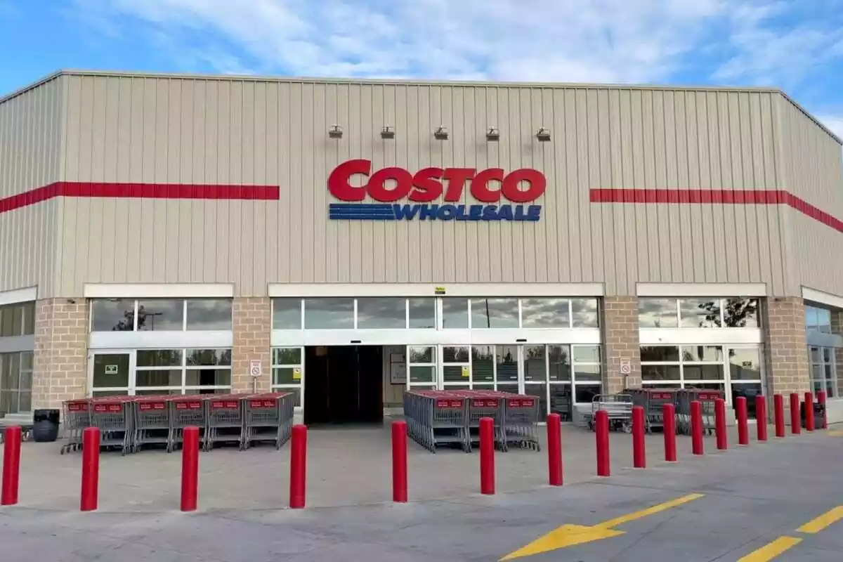 Plano exterior de una tienda Costco Plano exterior de una tienda Costco