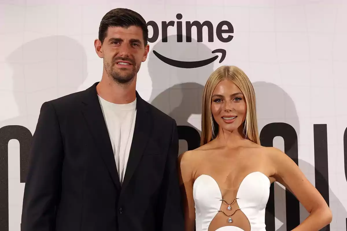 Thibaut Courtois y Mishel Gerzig posan juntas en un evento con un fondo que muestra el logo de Amazon Prime. Thibaut Courtois y Mishel Gerzig posan juntas en un evento con un fondo que muestra el logo de Amazon Prime.