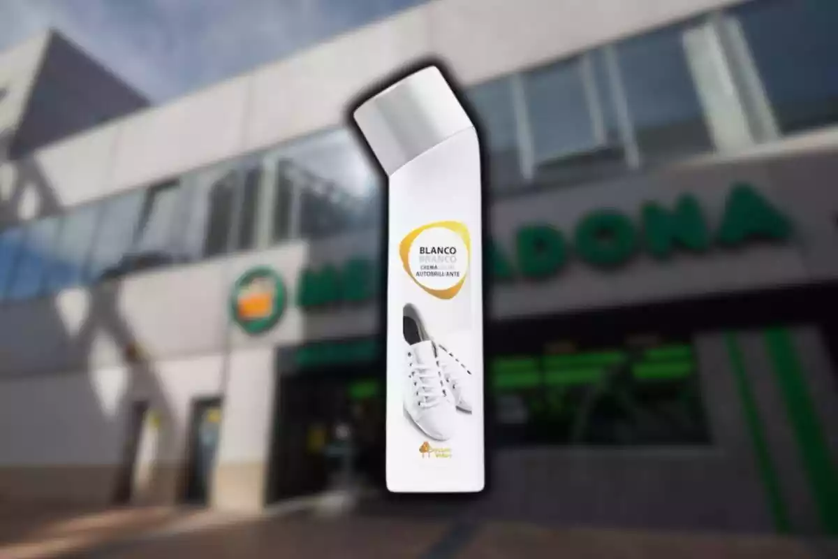 Crema calzado blanco de Bosque Verde sobre fondo desenfocado de Mercadona Crema calzado blanco de Bosque Verde sobre fondo desenfocado de Mercadona