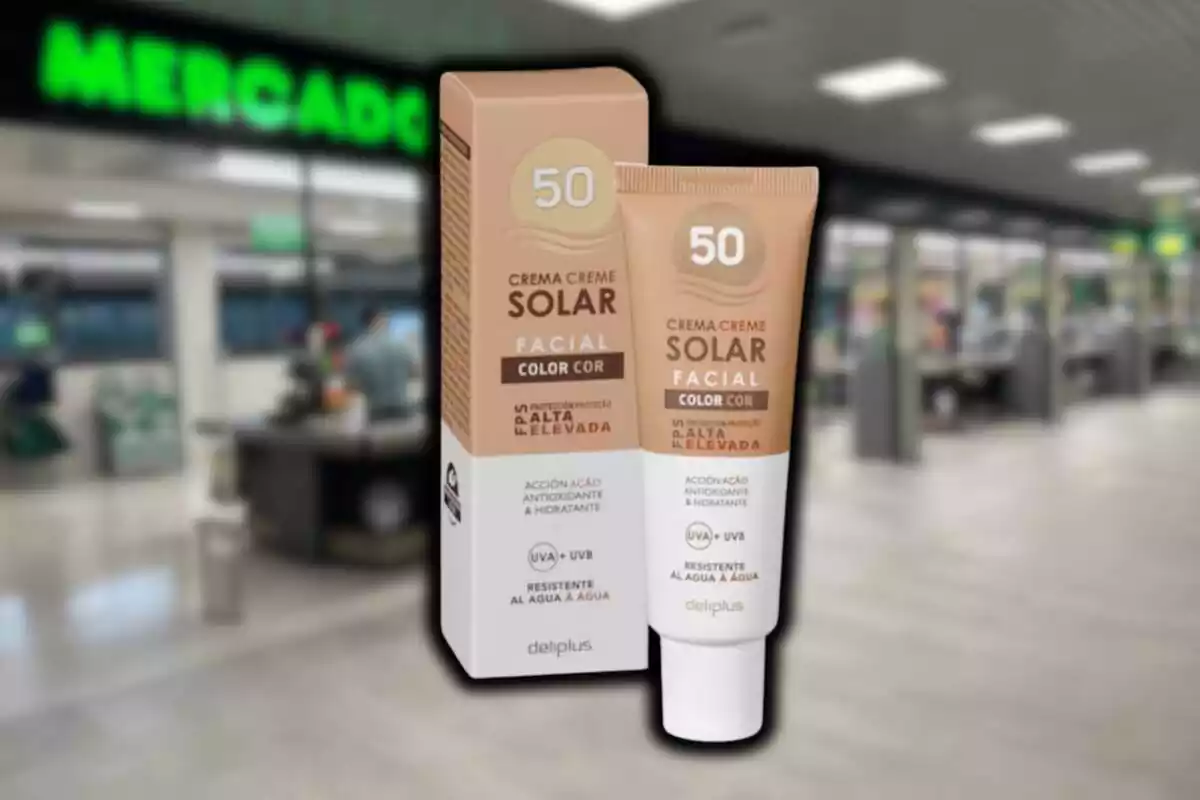 Caja y bote de crema solar de protección 50 con color de Deliplus sobre fondo de Mercadona desenfocado Caja y bote de crema solar de protección 50 con color de Deliplus sobre fondo de Mercadona desenfocado