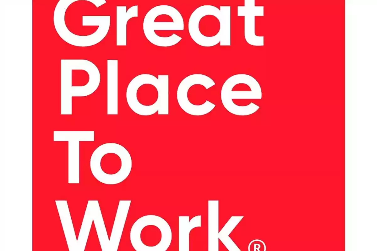 "Logotipo de Great Place to Work en fondo rojo con texto blanco"