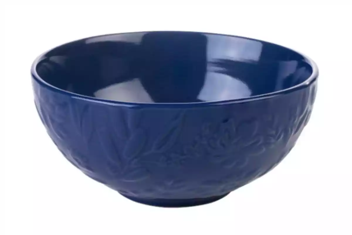 Un tazón azul con un diseño floral en relieve. Un tazón azul con un diseño floral en relieve.