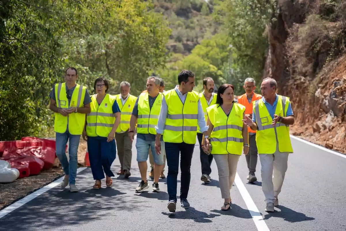 El vicepresidente de la institución provincial y responsable del área de Infraestructuras, Héctor Folgado, visitando las obras de mejora del firme