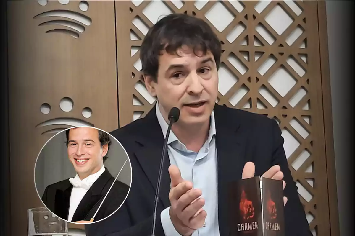 Un hombre hablando en un micrófono con un fondo decorativo de madera y un libro titulado "Carmen" en sus manos, con un recuadro que muestra a otro hombre sonriendo en un esmoquin.