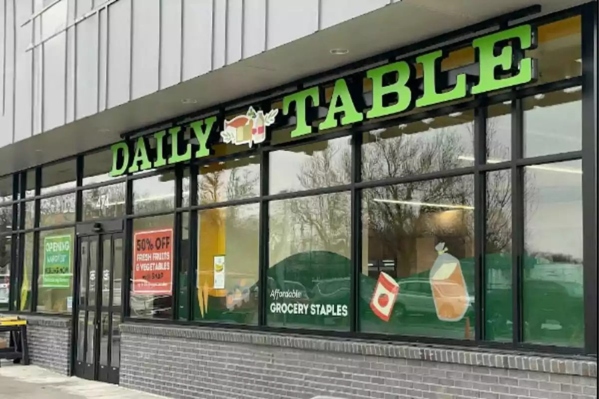 Fachada de una tienda con letrero verde que dice Fachada de una tienda con letrero verde que dice