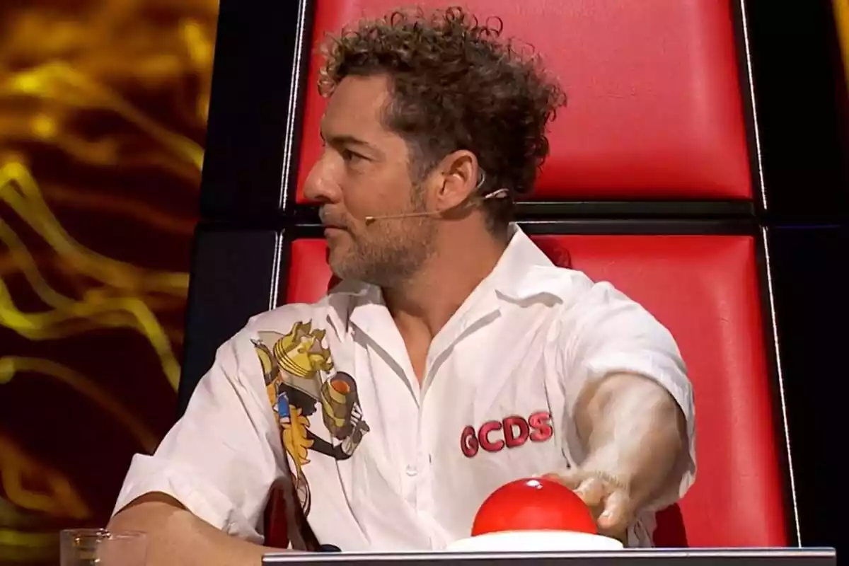 Captura de David Bisbal con la mano levantada antes de tocar el botón de la silla de La Voz Kids Captura de David Bisbal con la mano levantada antes de tocar el botón de la silla de La Voz Kids