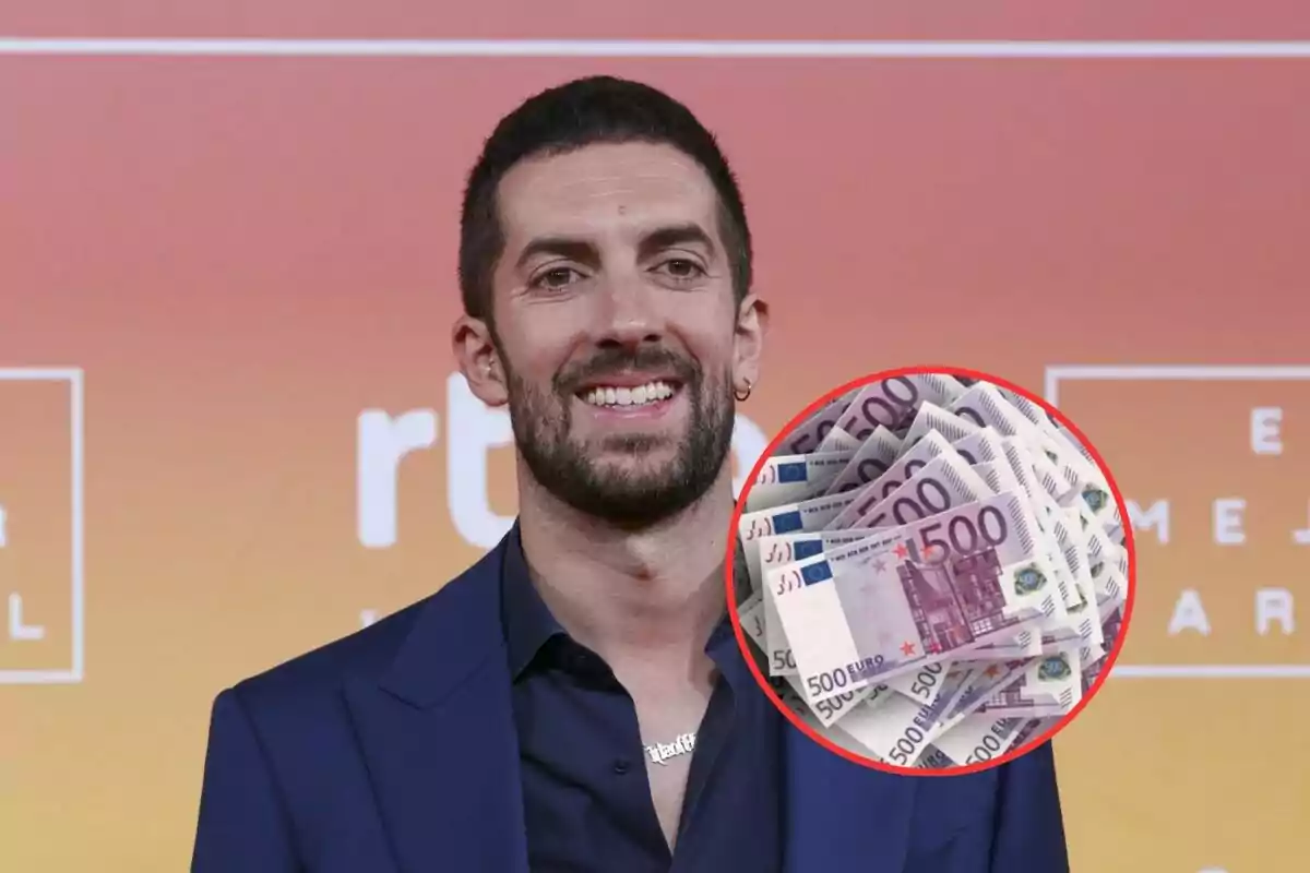 Hombre sonriente con un círculo que muestra billetes de 500 euros sobre un fondo degradado.