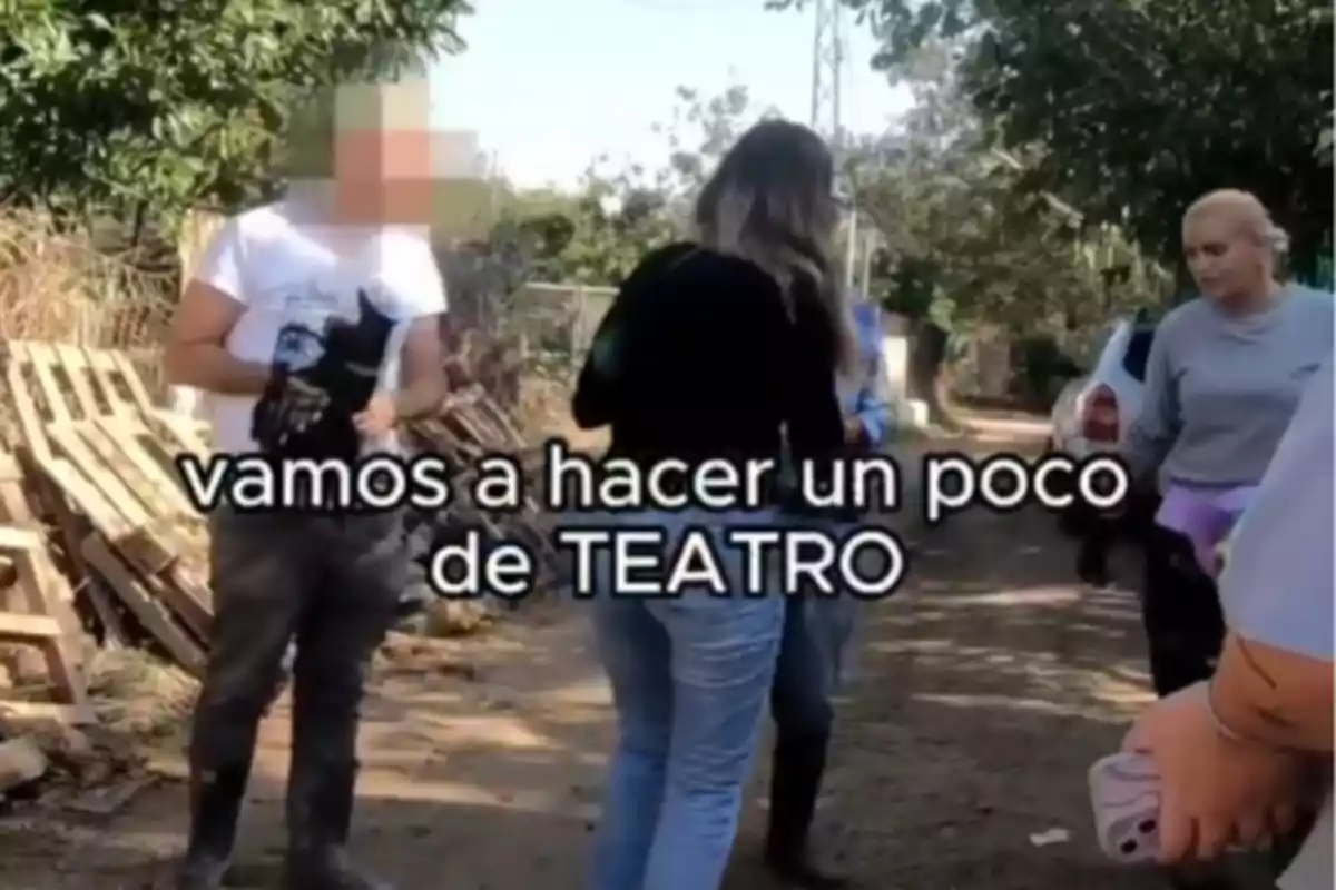 Un grupo de personas conversando al aire libre con el texto "vamos a hacer un poco de TEATRO" superpuesto en la imagen.