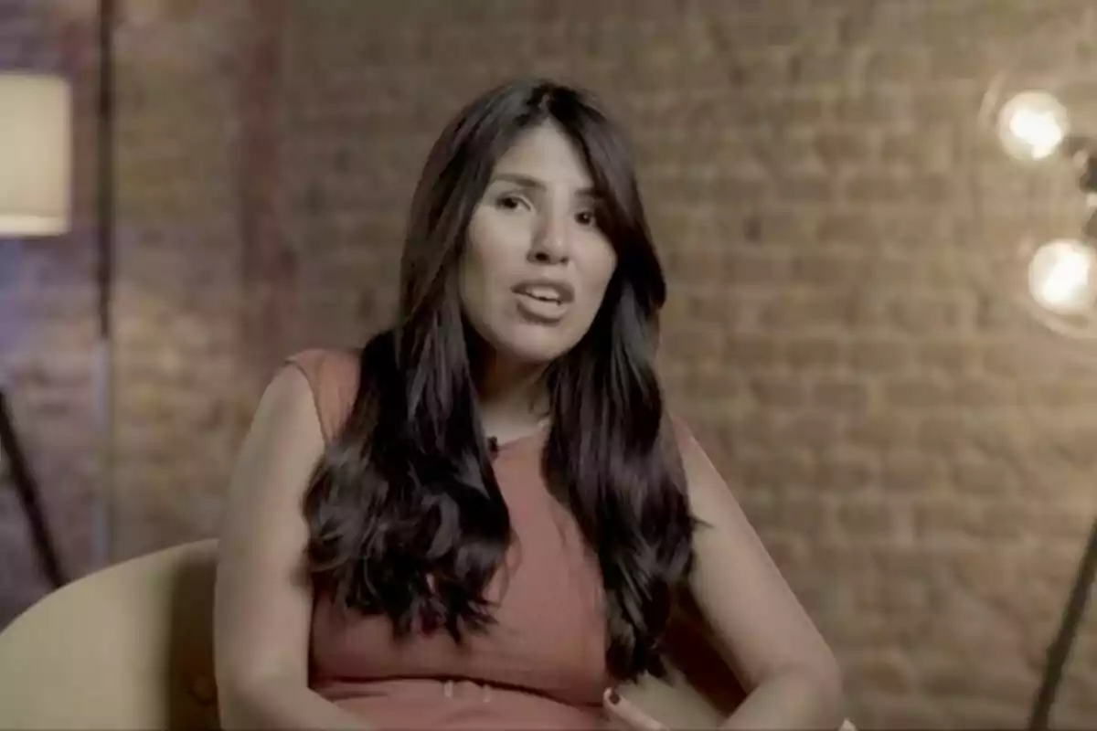 Isa Pantoja de cabello largo y oscuro sentada en una silla con fondo de pared de ladrillo. Captura de '¡De Viernes!'