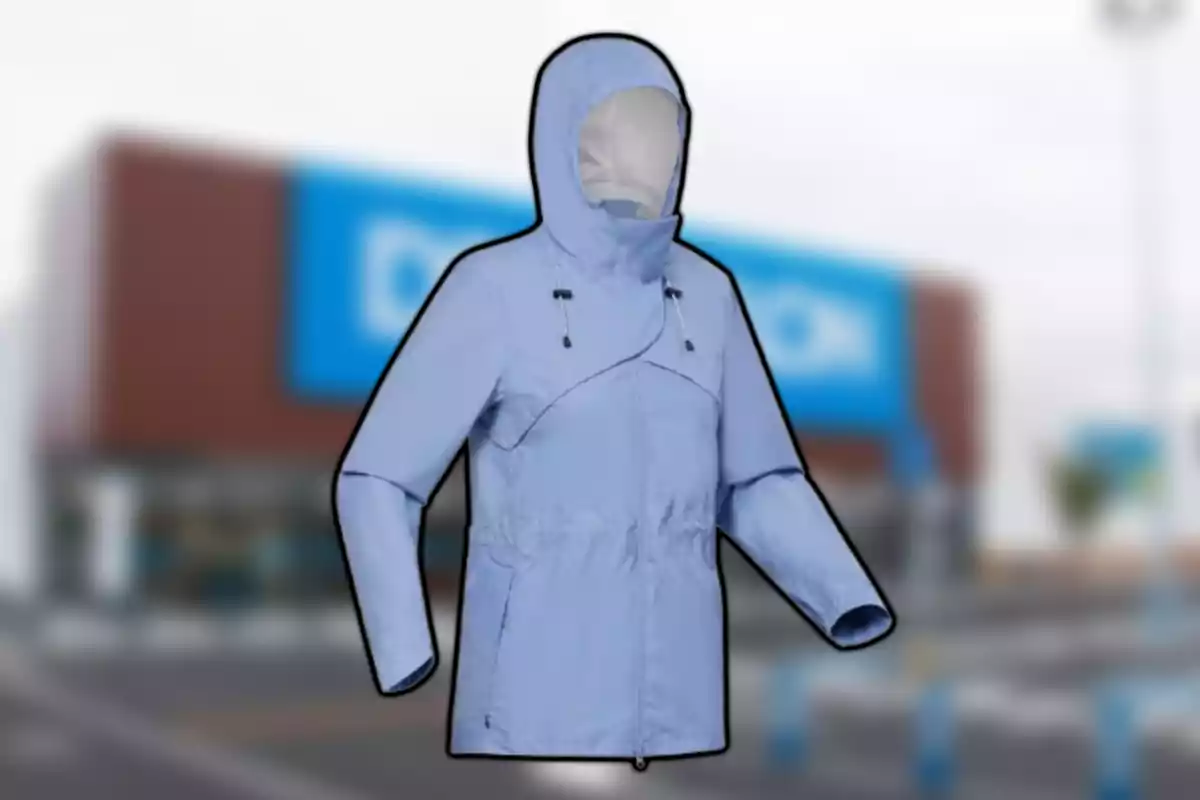 Una chaqueta azul claro con capucha frente a un fondo desenfocado de una tienda. Una chaqueta azul claro con capucha frente a un fondo desenfocado de una tienda.