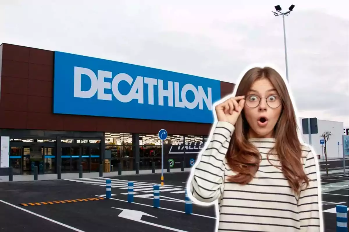 Mujer sorprendida frente a una tienda de Decathlon.