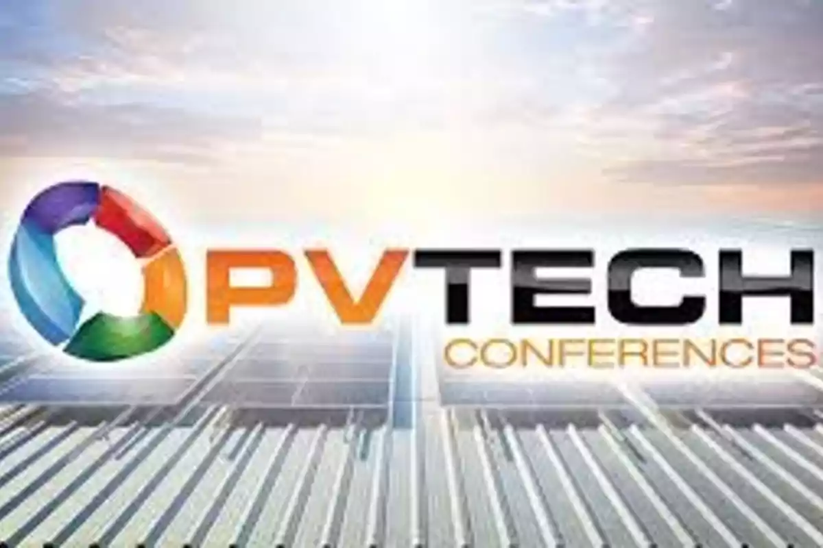 Logotipo de PV Tech Conferences con un fondo de paneles solares y un cielo despejado.