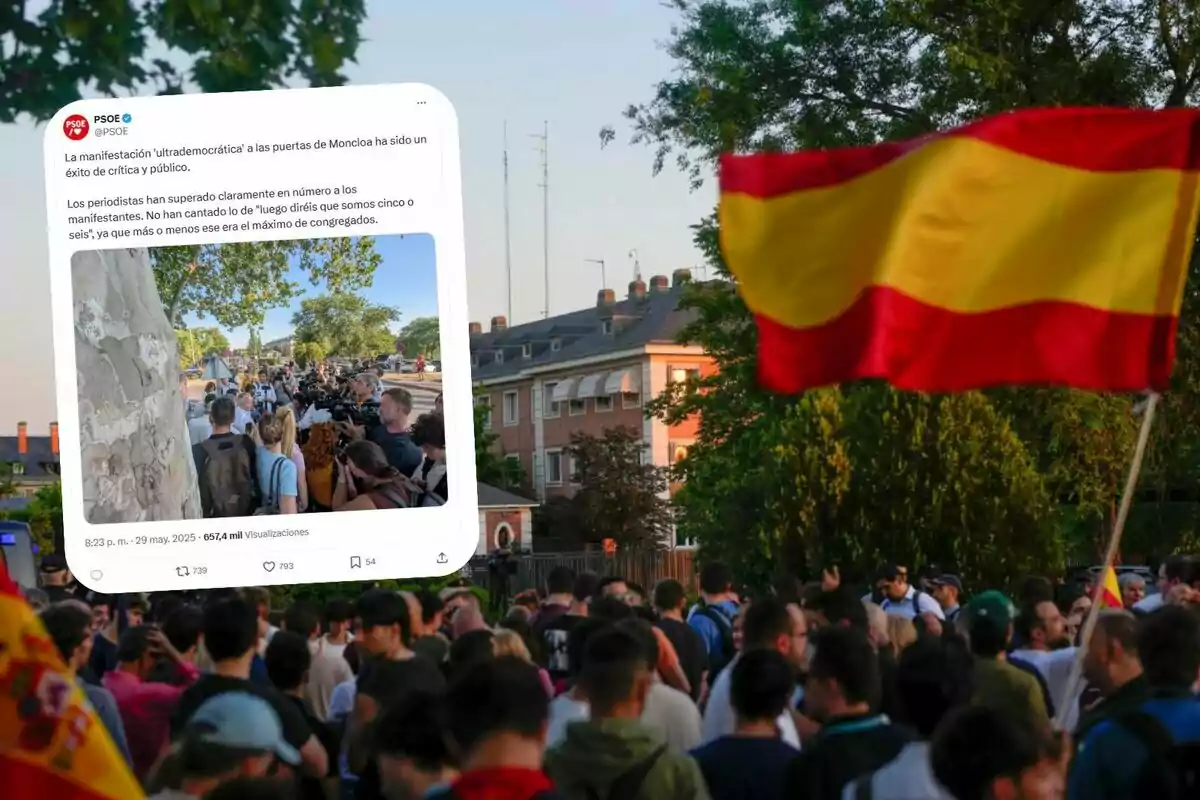 Multitud de personas reunidas en una manifestación frente a un edificio con una bandera de España ondeando y un tuit del PSOE sobre la protesta superpuesto en la imagen