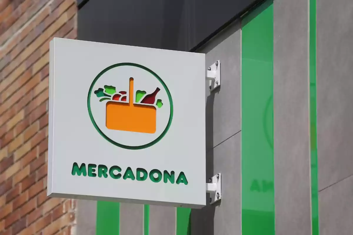 detalle del logo de mercadona en un supermercado