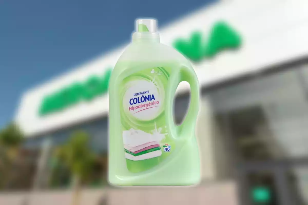 botella de detergente delante de un supermercado de Mercadona botella de detergente delante de un supermercado de Mercadona