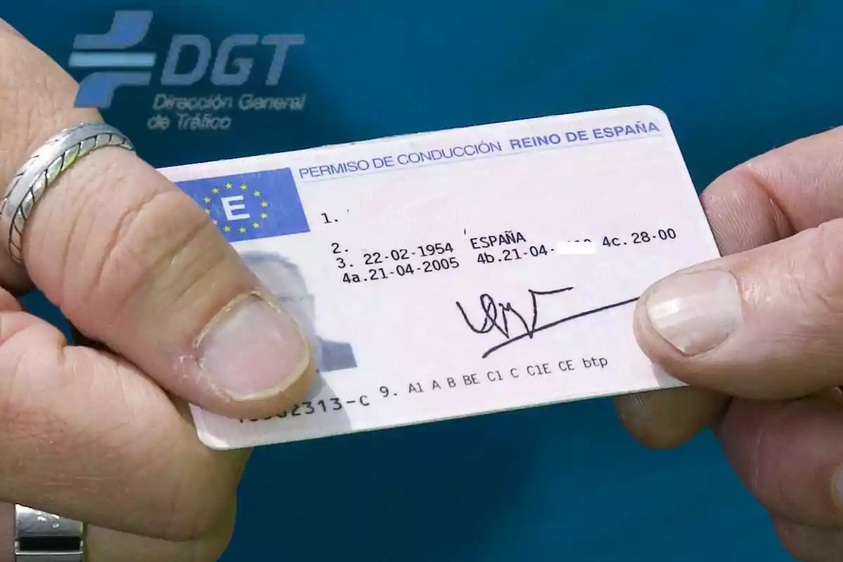 Una persona sosteniendo un permiso de conducción del Reino de España emitido por la Dirección General de Tráfico (DGT).